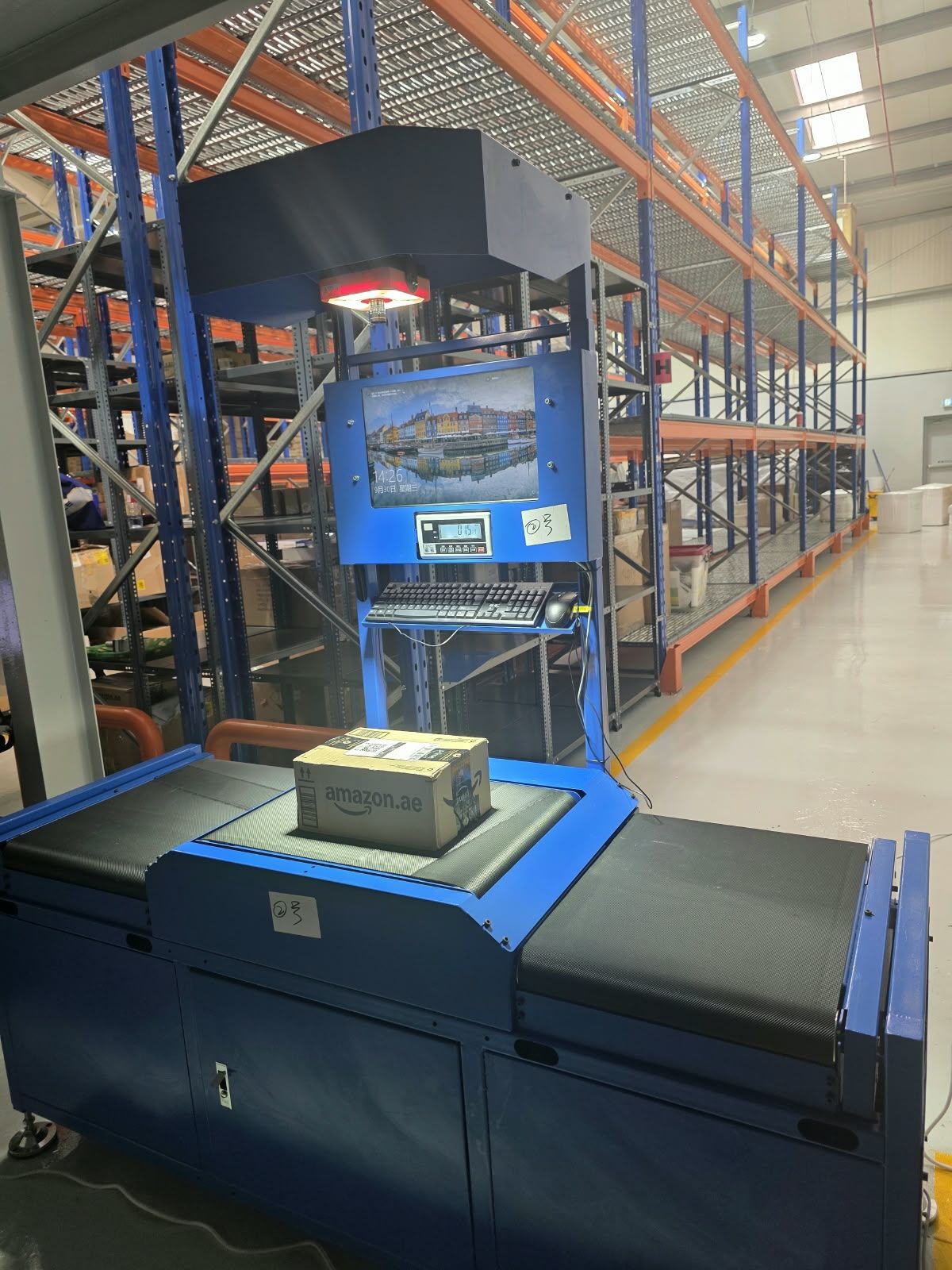 Dimension, weight and scan machine with a parcel